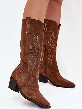 Cizme cu toc Step in style  Cizmele de damă în stil cowboy sunt încălțăminte extrem de moderne pentru sezonul toamnă-iarnă. Fabricate din piele naturală. Tocul