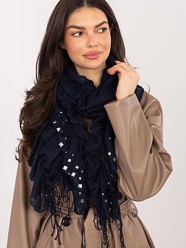 Eşarfă AT  Eșarfa elegantă cu franjuri și accesorii decorative este un accesoriu spectaculos care completează perfect atât ținutele de zi cu zi, 