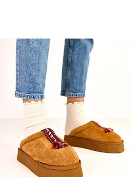 Papuci Solea  Pantofii acoperiți maro cu inserție colorată Sarah sunt alegerea perfectă pentru persoanele care apreciază căldura, confortul și conf