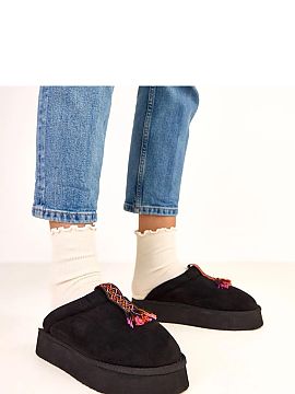 Papuci Solea  Papuci negri acoperiți cu o inserție colorată Sarah sunt alegerea perfectă pentru cei care apreciază confortul, funcționalitatea și a