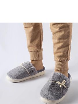 Papuci Solea  Interiorul căptușit face ca piciorul să fie protejat împotriva temperaturilor scăzute, iar tehnologia revoluționară utilizată în pr