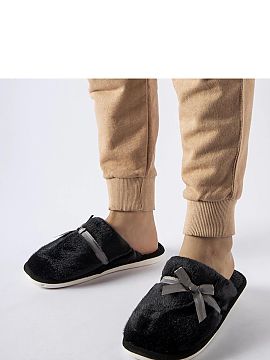 Papuci Solea  Croiala acestor papuci este foarte practica - sunt încălțați, ceea ce înseamnă că nu este nevoie să-i legați sau să-i dați jos, c