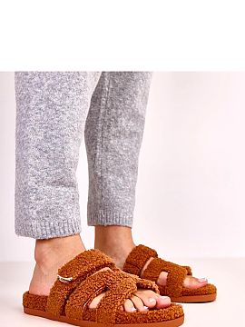 Papuci Solea  Descoperiți confortul unic oferit de papucii de blană maro cu vârf deschis Greigan. Este alegerea ideală pentru cei care apreciază conf