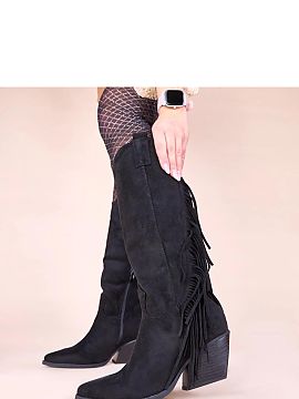 Cizme cu toc Solea  Descoperiți cizmele negre de cowboy uimitoare decorate cu franjuri Misa de la marca de renume Gemre. Aceste botine unice pe toc sunt o aleg