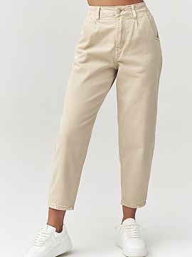 Pantaloni de blugi Makadamia  Mizează pe un stil relaxat și confortabil de-a lungul timpului! Blugii tip mom fit cu talie înaltă sunt un must-have pentru fiecare feme