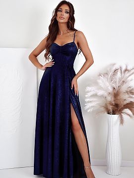 Rochie lungă With You  Rochie lungă realizată dintr-un material strălucitor și efectuos, care reflectă frumos lumina și subliniază caracterul elegant al sti