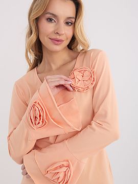 Bluză Italy Moda  Elegantă bluză tip longsleeve cu croială slim, care subliniază silueta în mod spectaculos și combină clasicul cu detalii ornamentale.