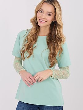 Bluzka Italy Moda  Bluza de damă zilnică cu un caracter casual combină simplitatea cu un accent delicat și feminin. Realizată dintr-o amestec de înaltă 