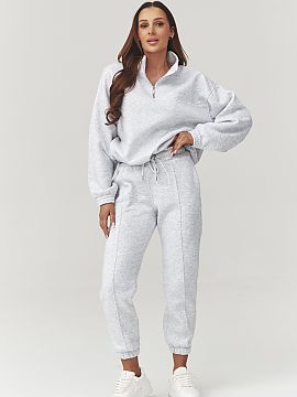 set Makadamia  Setul elegant de trening pentru femei, într-o mărime universală, reprezintă combinația perfectă între confort și aspectul modern. Re