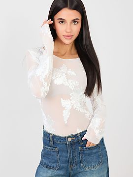 Bluzka Italy Moda  Bluza elegantă și bine croită realizată dintr-o rețea delicată, care subliniază subtil silueta. Modelul se remarcă printr-un model i