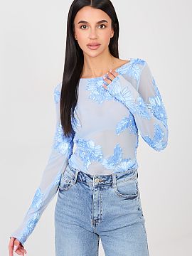 Bluzka Italy Moda  O bluză elegantă și bine croită, confecționată dintr-o rețea delicată, care subliniază subtil silueta. Modelul se distinge printr-u