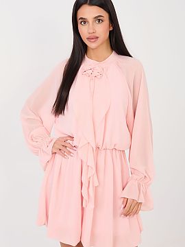 Rochie elegantă Rue Paris  Această rochie de cocktail roz plisată este o propunere pentru femeile care iubesc să arate elegant și cu clasă. Realizată dintr-o ame