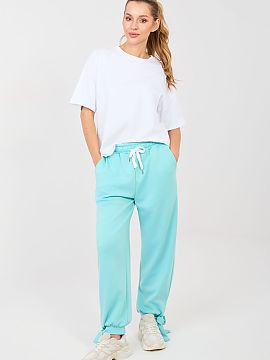 Pantaloni de trening Italy Moda  Pantaloni de trening confortabili de tip jogger sunt o propunere excelentă pentru ținutele casual de zi cu zi. Aceștia se potrivesc perfe