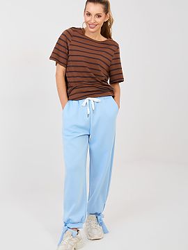 Pantaloni de trening Italy Moda  Pantaloni de trening confortabili de tip joggery sunt o propunere excelentă pentru ținutele casual de zi cu zi. Aceștia se potrivesc perf