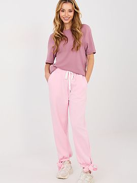 Pantaloni de trening Italy Moda  Pantaloni de trening confortabili de tip jogger sunt o propunere excelentă pentru stilizările de zi cu zi în stil casual. Aceștia se vor