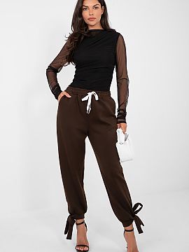 Pantaloni de trening Italy Moda  Pantaloni de trening tip joggery sunt o propunere excelentă pentru ținutele casual de zi cu zi. Se vor potrivi perfect atât pentru purtar