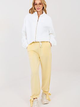 Pantaloni de trening Italy Moda  Pantaloni de trening confortabili de tip joggery sunt o propunere excelentă pentru stilizările de zi cu zi în stil casual. Se vor potrivi