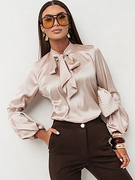 Cămaşă cu mânecă lungă LaBalancia  Cămașa de satin VIVIENNE în nuanță de bej este o alegere perfectă pentru femeile care apreciază eleganța și confortul în orice sit