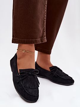 Mocasini Step in style  Mocasini dama plați din ecosuflantă sunt o propunere stilată și comodă pentru fiecare zi. În față au franjuri decorative și șiretu