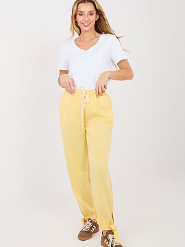 Pantaloni de trening Italy Moda  Pantaloni casual tip joggery sunt o propunere ideală pentru zi de zi, combinând confortul cu un aspect modern. Realizate dintr-o amestec m
