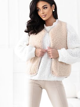 Vestă Factory Price  Vesta de pluș teddy este un element elegant și confortabil al garderobei, perfect pentru sezonul toamnă/iarnă. Fabricată din poliester 