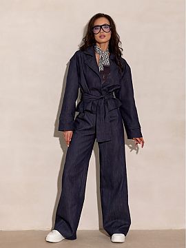 Jachetă Roco Fashion  Geaca cu un croi modern, fără închidere, cu o curea pentru legare în talie, subliniază subtil silueta și armonizează eleganța cu con