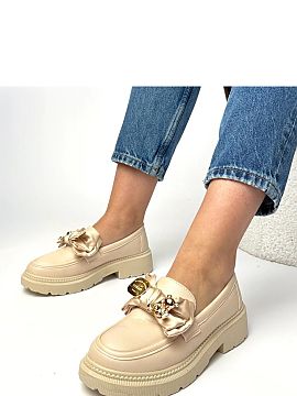 Mocasini Solea  Mocasini cu fundă și decorațiuni metalice sunt încălțăminte elegantă care combină eleganța cu confortul zilnic. Realizate din piel