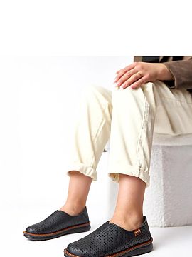 Pantofi de tip semi-sport Solea  Pantofii sunt încălțăminte universală care combină un aspect clasic cu confortul zilnic. Realizați din piele ecologică de înaltă c