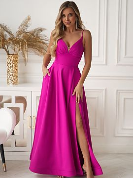 Rochie lungă Bicotone  Rochie cu caracter de bal, confecționată dintr-un material moale. Partea de jos largă, elegant așezată îi conferă un aspect luxos, ia