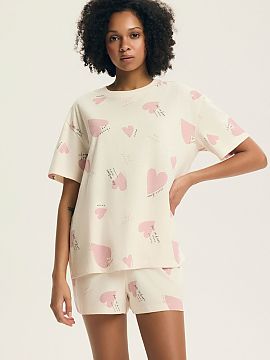 Pijama Henderson  Pijama confortabilă pentru femei este combinația ideală între confort și stilul relaxat. Modelul cu guler rotund și mânecă scurtă o