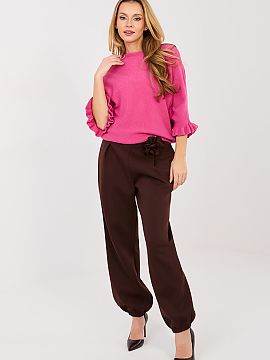 Pantaloni de trening Italy Moda  Elegantele pantaloni de tip jogger sunt o combinație perfectă între confort și finisaj stilat. Modelul cu picioare lungi terminate cu ma
