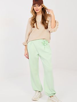 Pantaloni de trening Italy Moda  Elegantele pantaloni de trening de tip joggery sunt o combinație între confort și finisaj stilat. Modelul cu picioare lungi terminate cu 