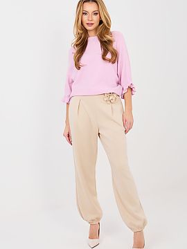 Pantaloni de trening Italy Moda  Pantaloni eleganți de tip joggery sunt o combinație perfectă între confort și finisaj stilat. Modelul cu picioare lungi terminate cu ma
