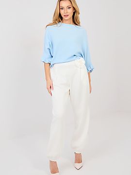 Pantaloni de trening Italy Moda  Pantaloni eleganți de tip joggery sunt o combinație perfectă între confort și finisaj stilat. Modelul cu picioare lungi terminate cu ma