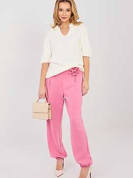 Pantaloni de trening Italy Moda  Pantaloni eleganți de tip joggery sunt o combinație perfectă între confort și finisaj stilat. Modelul cu picioare lungi terminate cu ma