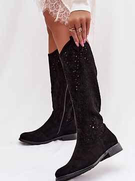 Cizme perforate Step in style  Cizmele dantelate de damă în stil boho sunt o propunere unică pentru femeile care apreciază libertatea și aspectul la modă. Tăieturil