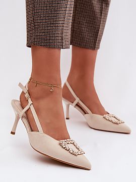 Sandale cu toc Step in style  Elegante sandale de damă din piele ecologică sunt o propunere stilată pentru ocazii speciale. Tocul subțire în formă de ac și vârful
