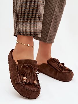 Şlapi Step in style  Șlapi damă tip mule din piele ecologică sunt o propunere elegantă și confortabilă pentru fiecare zi. Modelul așezat pe o platformă o