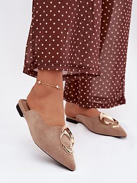 Şlapi Step in style  Șlapi de damă de tip mule din eko-suede sunt o propunere elegantă cu caracter elegant. Vârful acoperit și ascuțit conferă modelului o