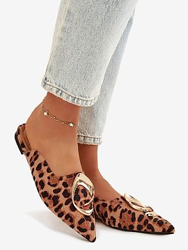 Şlapi Step in style  Șlapi de damă de tip mule realizate din ecosuede sunt o propunere elegantă cu caracter elegant. Vârfurile acoperite și ascuțite dau mo
