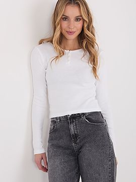 Bluză Factory Price  Bluza damă cu lungime scurtă este o propunere ideală pentru femeile care apreciază confortul și stilul atemporal. Modelul într-un cara