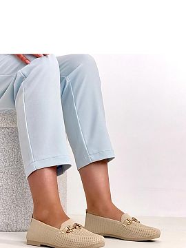 Mocasini Solea  Mocasini eleganți cu decor aurit în față reprezintă o combinație perfectă între confort și eleganță subtilă. Realizate dintr-o �