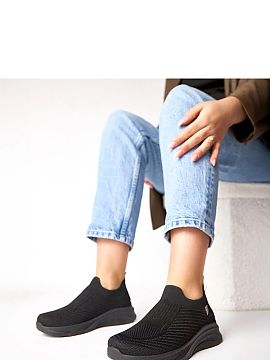 Pantofi de sport Solea  Pantofi sport eleganți dintr-un material ușor și aerisit sunt o propunere ideală pentru ziua de zi. Materialul exterior respirabil asigu