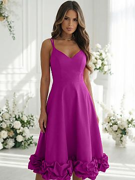 Rochie de seară Bicotone  Rochie elegantă de lungime midi, închisă cu un fermoar acoperit. Partea de sus mulată, cu decolteu în formă de inimă și cu bretele d