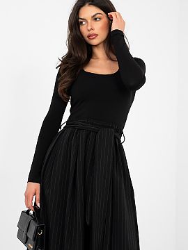 Bluzka Rue Paris  Bluza clasică de bază cu croială slim fit este un must-have în orice garderobă. Ideală pentru ziua de zi, se potrivește perfect în �