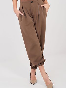 Pantaloni de trening Italy Moda  Pantaloni casual sport de tip joggery sunt o combinație perfectă între confort și un aspect stilat, ideal pentru zi de zi și pentru loc