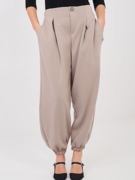 Pantaloni de trening Italy Moda  Pantaloni casual de tip joggery sunt o combinație perfectă între confort și aspect stilat, ideali pentru zi de zi și pentru a lucra în