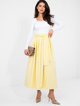 Fustă Italy Moda  Fusta midi eleganta cu croiala clos este o alegere perfectă pentru femeile care apreciază clasicul cu o notă de modernitate. Modelul cu t