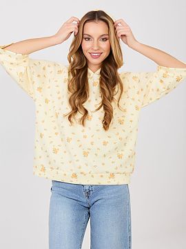 Bluză Italy Moda  Bluza casual pentru femei, de lungime standard, este o propunere ideală pentru zi de zi. Se remarcă prin imprimeul feminin cu flori, care 