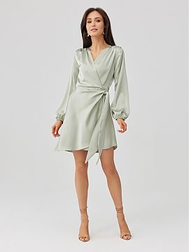 Rochie elegantă Roco Fashion  Rochie realizată dintr-un material moale și satinat, care îi conferă un caracter deosebit de elegant. Croiala suprapusă cu șiret în t